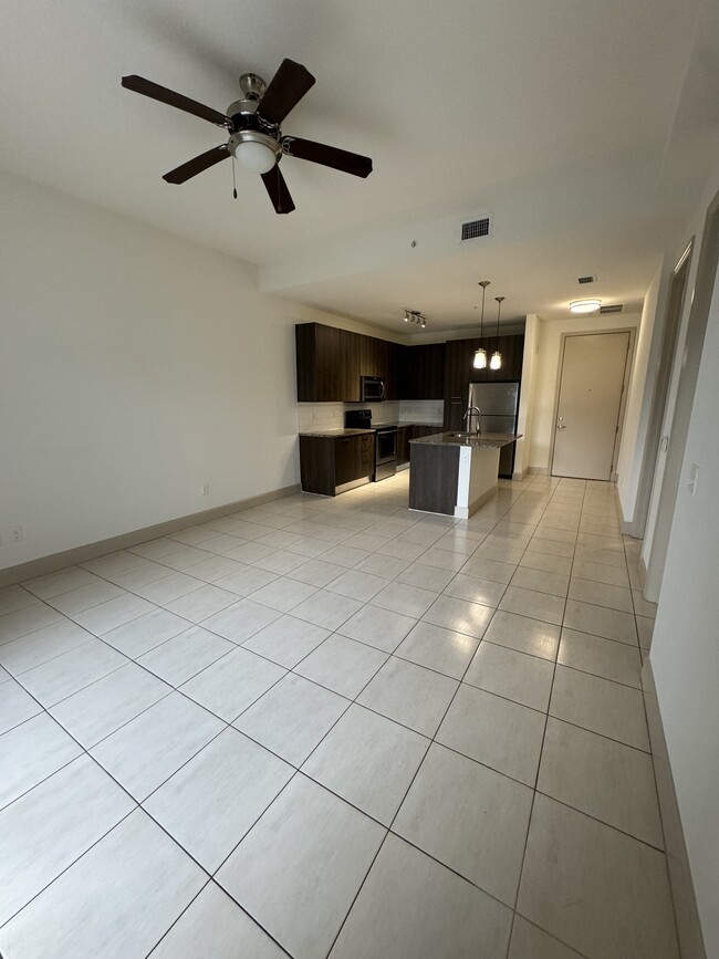 8278 NW 48th Ter, Unit A2 in Doral, FL - Foto de edificio - Building Photo