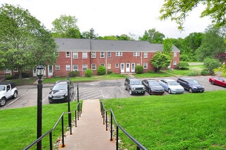 1012 Trout Brook Dr in West Hartford, CT - Building Photo - Building Photo