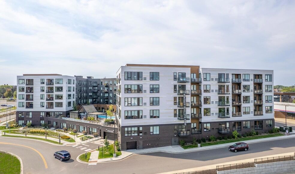 12610 Ridgedale Dr in Minnetonka, MN - Building Photo