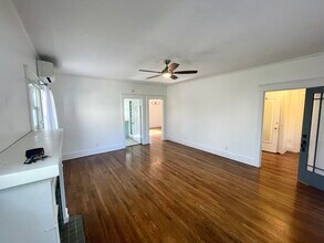 3218 E 2nd St, Unit 3218 Upper in Long Beach, CA - Foto de edificio - Building Photo