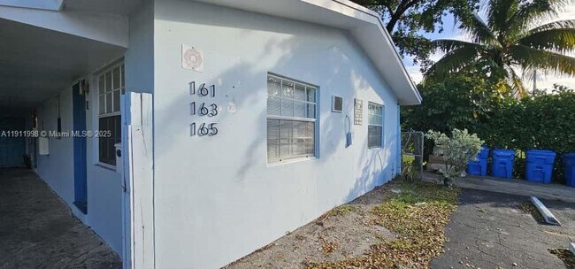 161 NW 40th St in Oakland Park, FL - Building Photo - Building Photo
