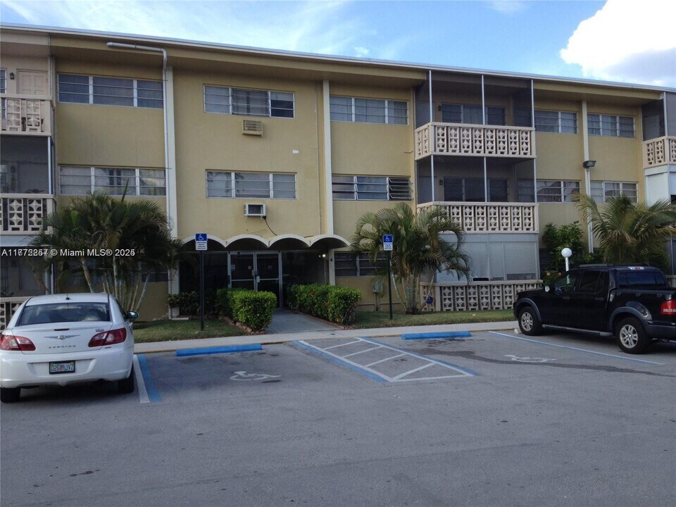 1460 NE 169th St in North Miami Beach, FL - Building Photo