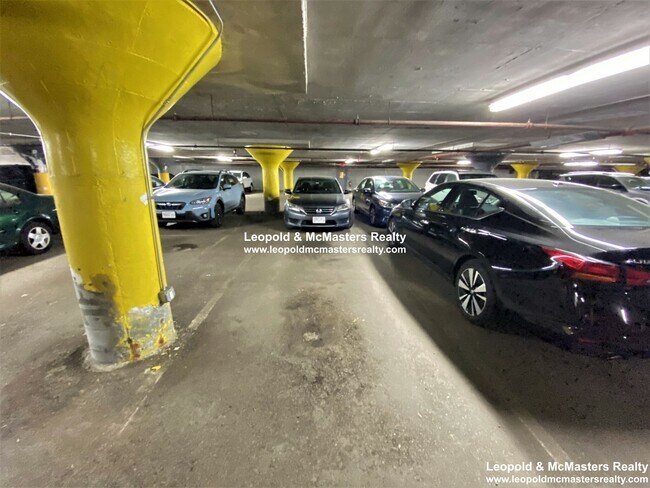 1601 Beacon St, Unit 411 in Brookline, MA - Foto de edificio - Building Photo