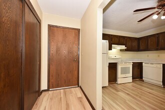 2076 Chateau Ct in Grafton, WI - Building Photo - Building Photo