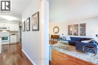 86 Orsett St in Oakville, ON - Building Photo - Building Photo