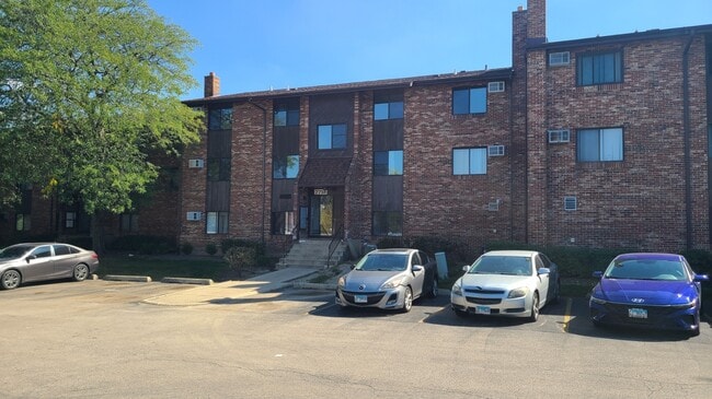 7713 Woodward Ave in Woodridge, IL - Building Photo - Building Photo