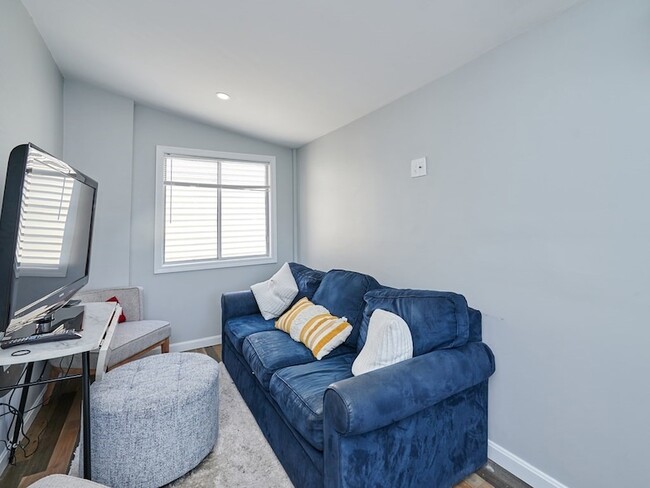 599-601-601 E 5th St, Unit 3 in Boston, MA - Building Photo - Building Photo
