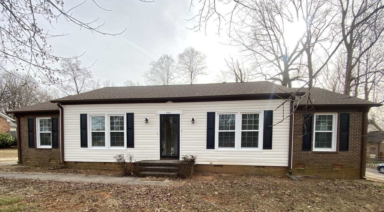 304 Leland Dr in Greensboro, NC - Building Photo