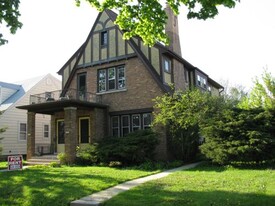 8318 Gridley Ave in Wauwatosa, WI - Building Photo