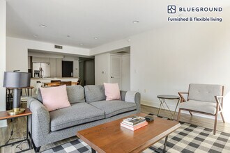 10473 Santa Monica Blvd in Los Angeles, CA - Building Photo - Building Photo