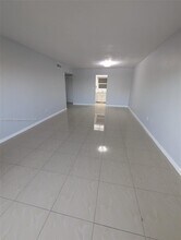 7410 SW 82nd St in Miami, FL - Foto de edificio - Building Photo