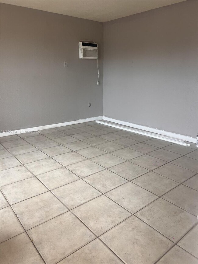 571 NE 136th St in North Miami, FL - Building Photo - Building Photo