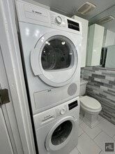 Avenue B, Unit 5D in New York, NY - Foto de edificio - Building Photo