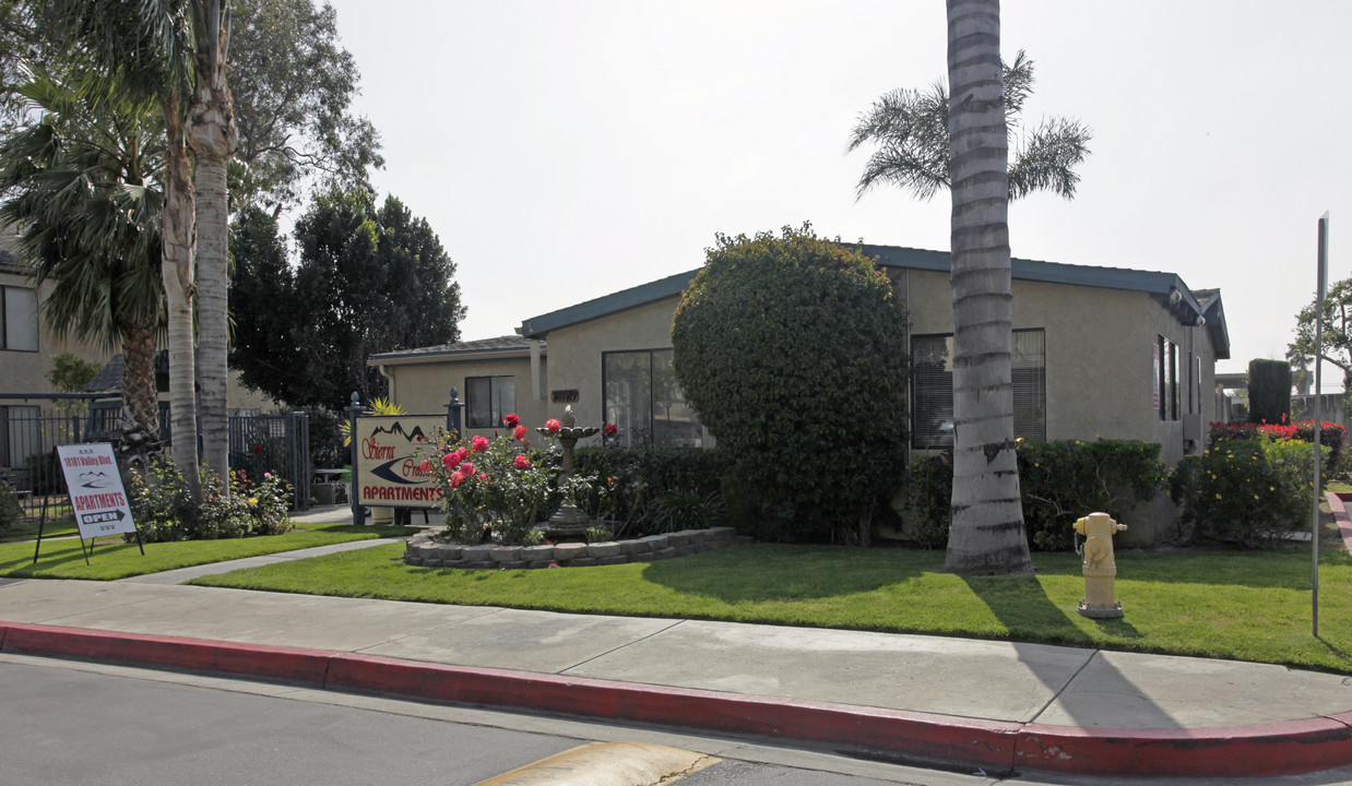 Sierra Crossing Apartments in Bloomington, CA - Foto de edificio