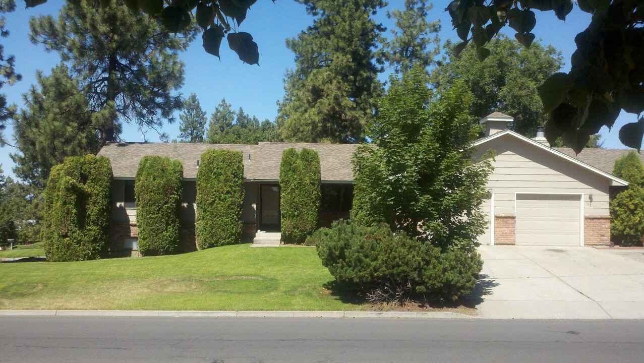 114 W Cascade Way in Spokane, WA - Foto de edificio