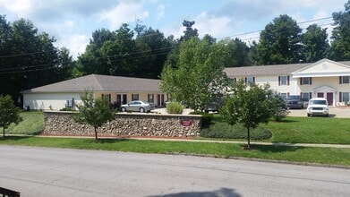 152 E 6th St, Unit 22 in Waterford, PA - Foto de edificio - Building Photo