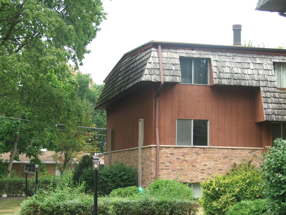 Stratford Manor Apartments in Bradley, IL - Building Photo