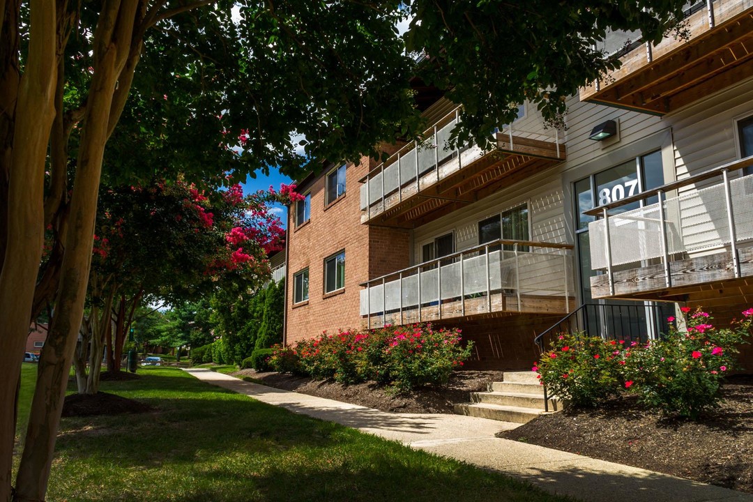 Laurel Park & Laurelton Court in Laurel, MD - Building Photo