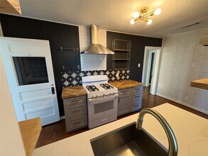 306 N Elm St in Tomball, TX - Building Photo - Building Photo