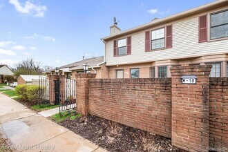 38887 Country Cir in Farmington Hills, MI - Foto de edificio - Building Photo