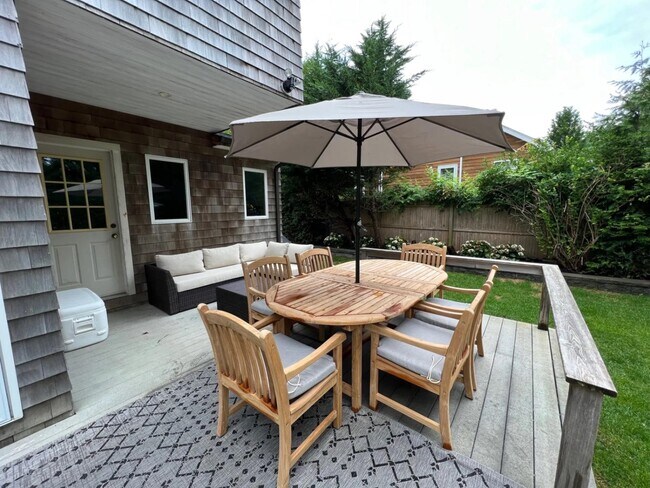 32 Sunset Dr in Sag Harbor, NY - Building Photo - Building Photo