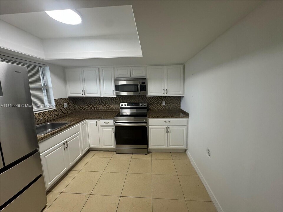 11930 NE 19th Dr in North Miami, FL - Building Photo