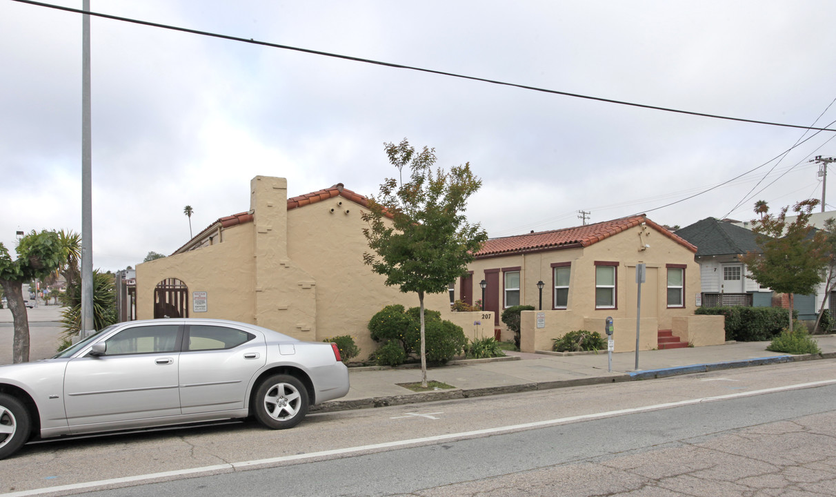 207 Riverside Ave in Santa Cruz, CA - Building Photo