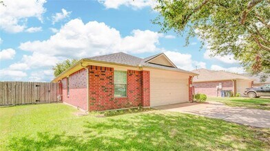 229 River Basin Ln in Dickinson, TX - Building Photo - Building Photo
