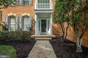 5257 Winter View Dr in Alexandria, VA - Building Photo