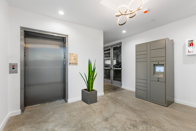 10928 S Inglewood Ave, Unit 303 in Inglewood, CA - Building Photo - Building Photo