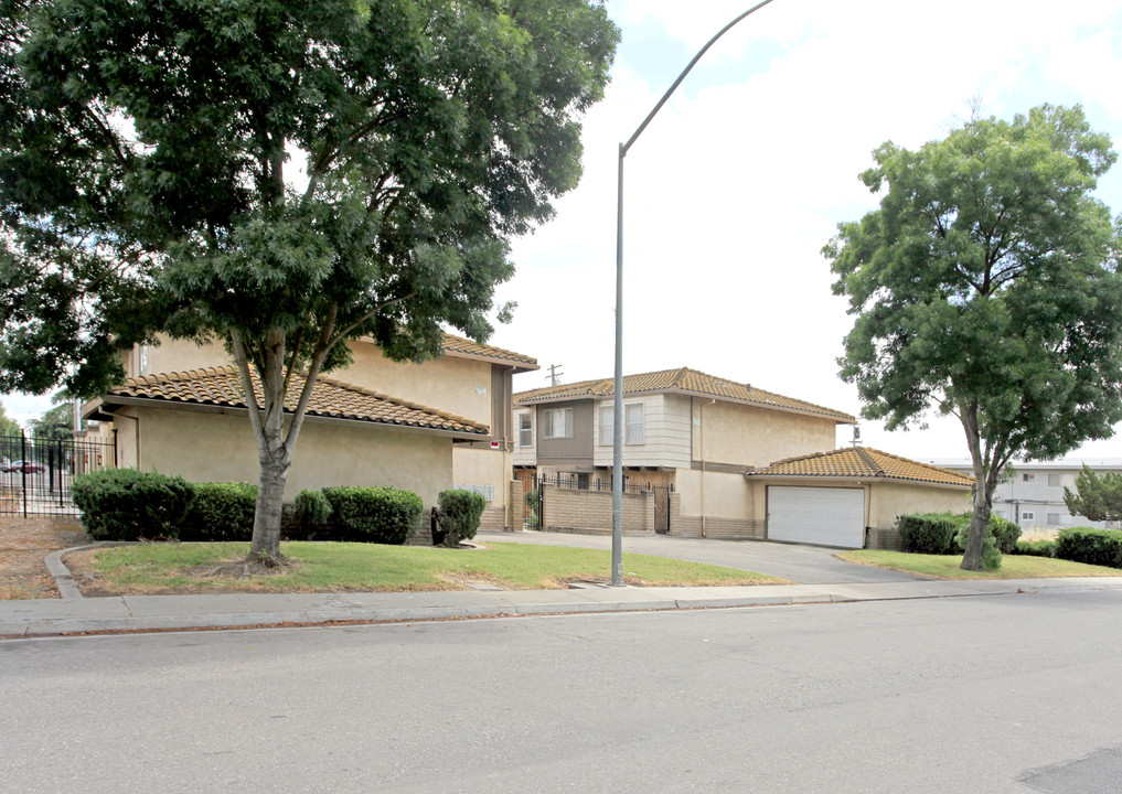 160 Santa Barbara Ave in Modesto, CA - Foto de edificio