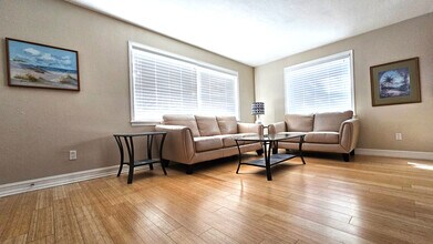 2525 West Bay Dr, Unit B24 in Belleair Bluffs, FL - Foto de edificio - Building Photo