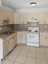 1560 NW 15th Street Rd in Miami, FL - Foto de edificio - Building Photo