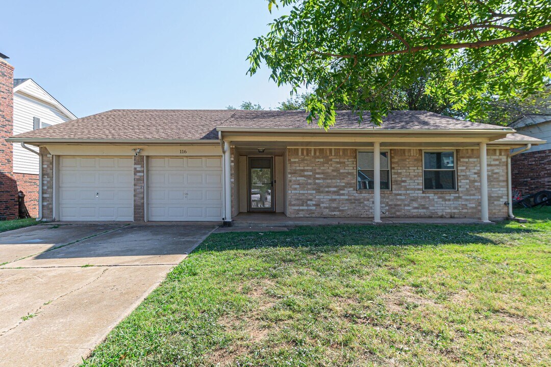 116 S Bouziden Dr in Moore, OK - Building Photo