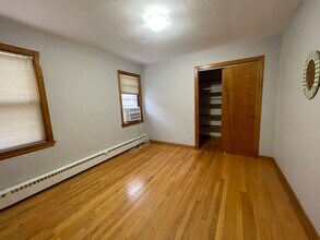 6606 W Devon Ave, Unit 2 in Chicago, IL - Foto de edificio - Building Photo