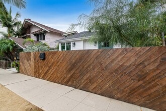 1425 Cabrillo Ave in Venice, CA - Foto de edificio - Building Photo