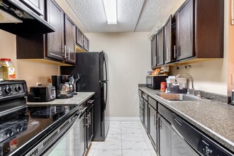 77 Edmonton St in Winnipeg, MB - Building Photo - Building Photo