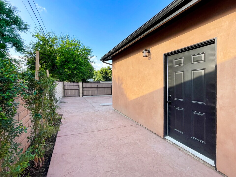 13548 Glamis St in Los Angeles, CA - Foto de edificio