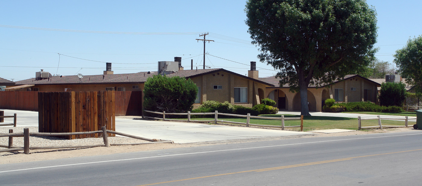 20330 Thunderbird Rd in Apple Valley, CA - Building Photo