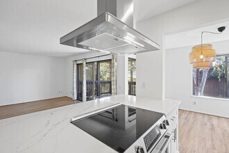 3338 La Mesa Dr, Unit 2-2 in San Carlos, CA - Foto de edificio - Building Photo