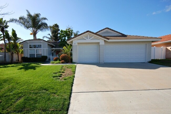 841 Deerfield Ct in Oceanside, CA - Foto de edificio - Building Photo