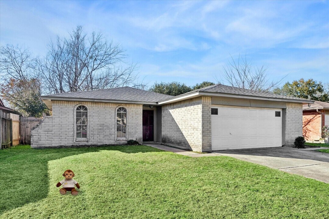 7323 Wovenwood Ln in Houston, TX - Building Photo