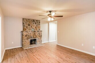 587 Shun Pike in Cottontown, TN - Building Photo - Building Photo