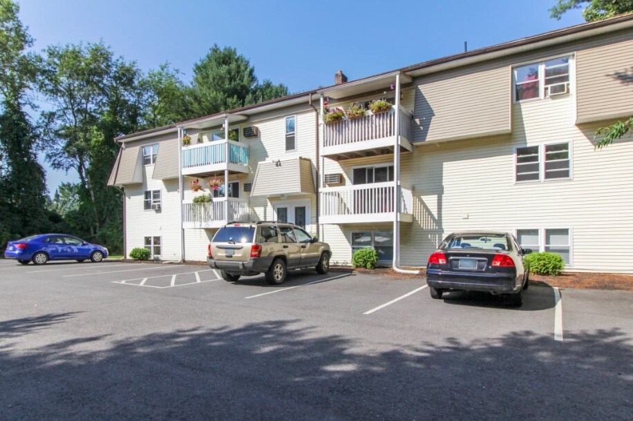 Country Manor Apartments in Woodstock, CT - Building Photo