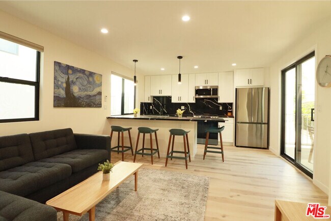 918 N San Vicente Blvd in West Hollywood, CA - Building Photo - Building Photo