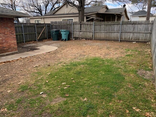 317 W McLain Dr in Sherman, TX - Foto de edificio - Building Photo