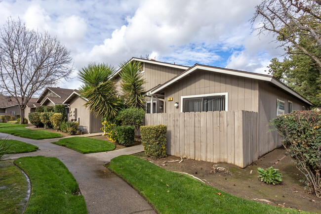 Dry Creek Meadows Apartments in Clovis, CA - Foto de edificio - Building Photo