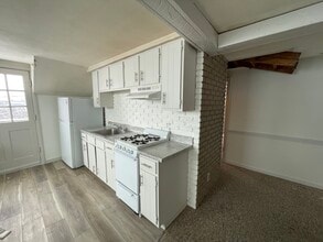 29 Center St, Unit 3 in Easthampton, MA - Building Photo - Building Photo