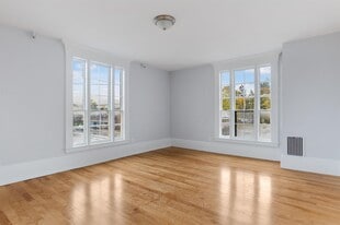 109 Pleasant St in Claremont, NH - Building Photo