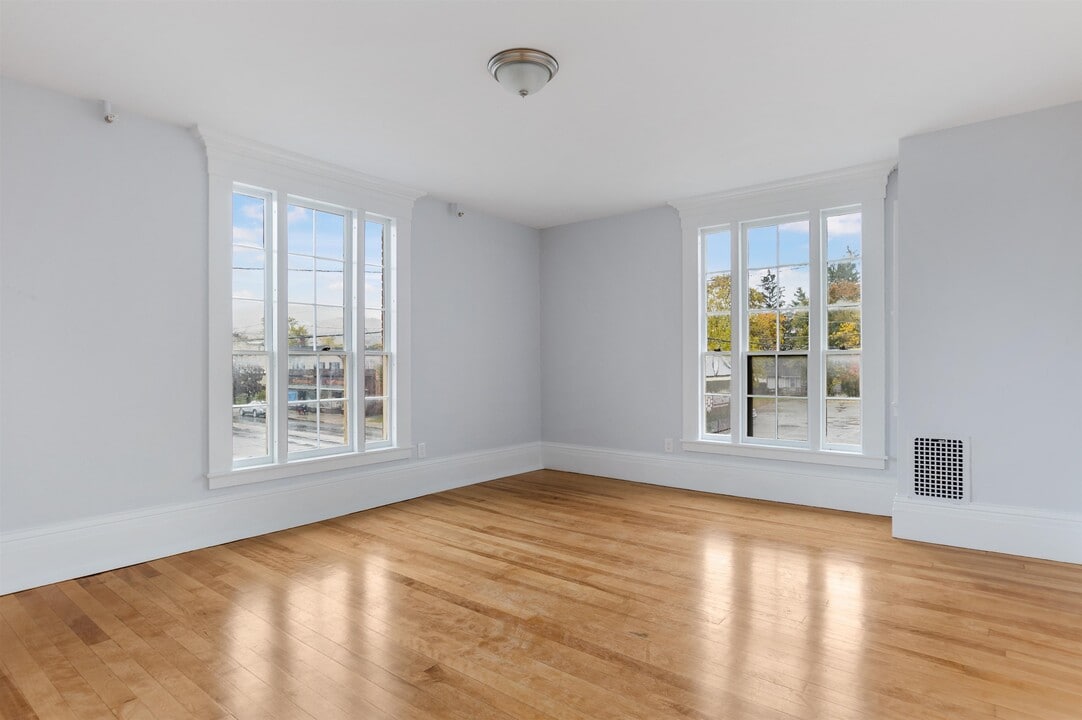 109 Pleasant St in Claremont, NH - Building Photo